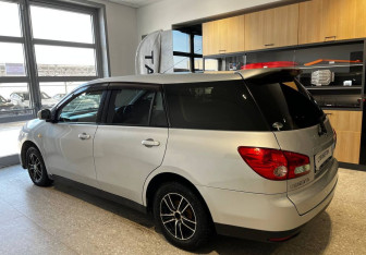 Подержанный автомобиль Nissan Wingroad 2010 года (7 фото)