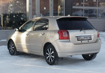 Подержанный автомобиль Toyota Allex 2003 года (7 фото)