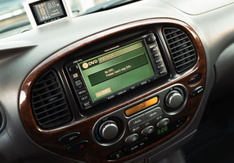 Подержанный автомобиль Toyota Sequoia 2004 года (13 фото)