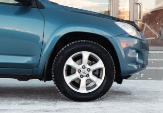 Подержанный автомобиль Toyota RAV4 2011 года (9 фото)