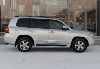 Подержанный автомобиль Toyota Land Cruiser Suv 2013 года (4 фото)