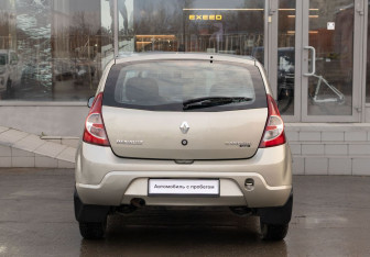 Подержанный автомобиль Renault Sandero 2011 года (6 фото)