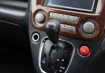 Подержанный автомобиль Honda Stream 2001 года (14 фото)