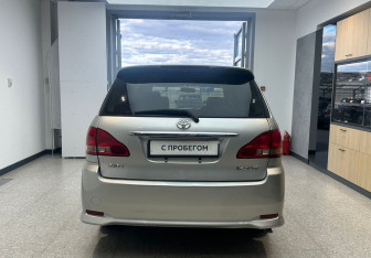 Подержанный автомобиль Toyota Ipsum 2002 года (6 фото)