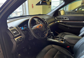 Подержанный автомобиль Ford Explorer 2018 года (13 фото)