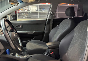 Подержанный автомобиль Kia Rio Hatchback 2015 года (8 фото)