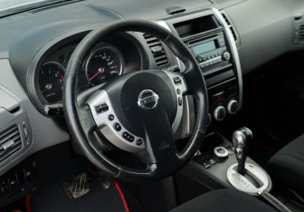 Подержанный автомобиль Nissan X-Trail 2008 года (11 фото)