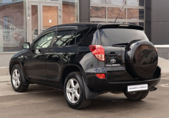 Подержанный автомобиль Toyota RAV4 2006 года (7 фото)