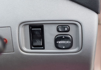 Подержанный автомобиль Toyota Vitz 1999 года (16 фото)