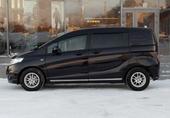 Подержанный автомобиль Honda Freed 2011 года (8 фото)
