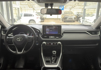 Подержанный автомобиль Toyota RAV4 2011 года (15 фото)