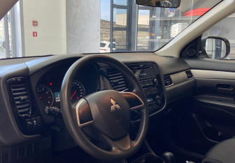 Подержанный автомобиль Mitsubishi Outlander 2013 года (9 фото)