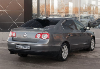 Подержанный автомобиль Volkswagen Passat Sedan 2005 года (5 фото)
