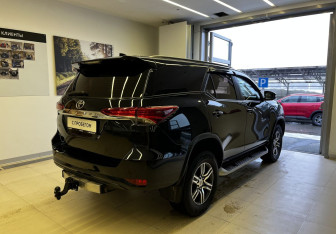 Подержанный автомобиль Toyota Fortuner 2017 года (4 фото)