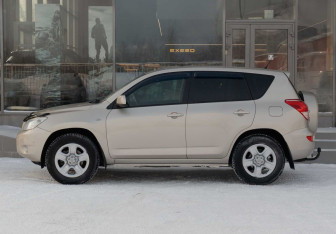 Подержанный автомобиль Toyota RAV4 2007 года (8 фото)