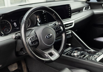 Подержанный автомобиль Kia K5 2020 года (11 фото)