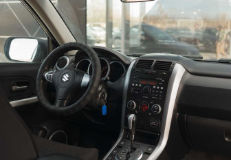 Подержанный автомобиль Suzuki Grand Vitara 2010 года (10 фото)