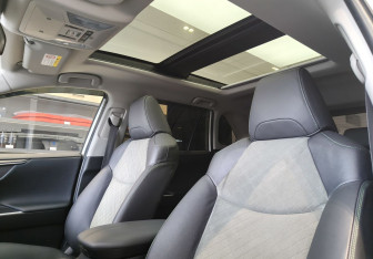 Подержанный автомобиль Toyota RAV4 2025 года (13 фото)