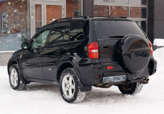 Подержанный автомобиль Toyota RAV4 2004 года (7 фото)