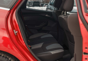 Подержанный автомобиль Ford Focus Hatchback 2012 года (17 фото)