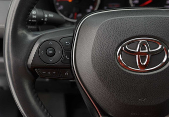 Подержанный автомобиль Toyota RAV4 2020 года (12 фото)