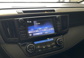 Подержанный автомобиль Toyota RAV4 2017 года (14 фото)