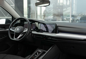Подержанный автомобиль Volkswagen Golf Hatchback 2021 года (10 фото)