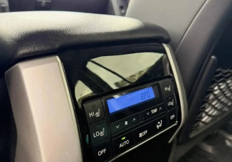 Подержанный автомобиль Toyota Land Cruiser Prado 2019 года (6 фото)