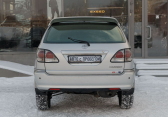 Подержанный автомобиль Toyota Harrier 2002 года (6 фото)