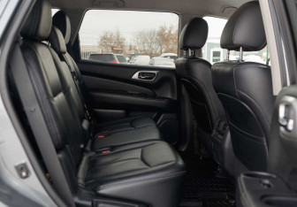 Подержанный автомобиль Nissan Pathfinder 2014 года (19 фото)