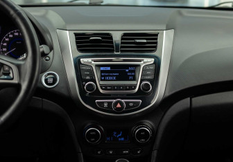 Подержанный автомобиль Hyundai Solaris Hatchback 2014 года (14 фото)