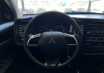 Подержанный автомобиль Mitsubishi Outlander 2018 года (10 фото)