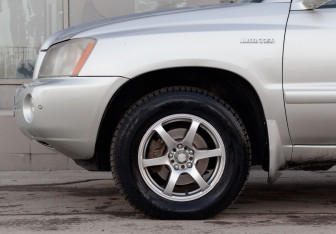 Подержанный автомобиль Toyota Highlander 2002 года (9 фото)