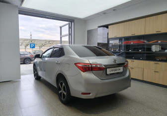 Подержанный автомобиль Toyota Corolla Sedan 2013 года (3 фото)