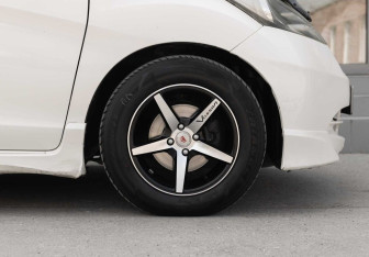 Подержанный автомобиль Honda Freed 2011 года (9 фото)