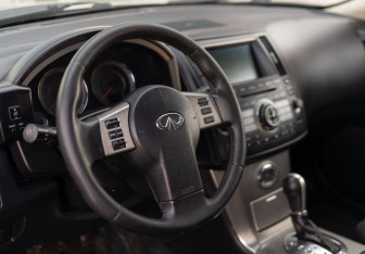 Подержанный автомобиль Infiniti FX 2006 года (11 фото)