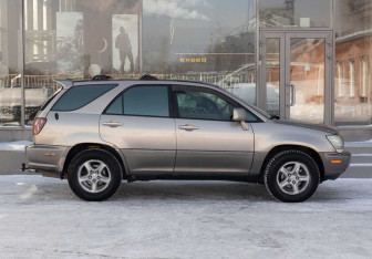 Подержанный автомобиль Lexus RX 2000 года (4 фото)