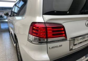 Подержанный автомобиль Lexus LX 2014 года (9 фото)