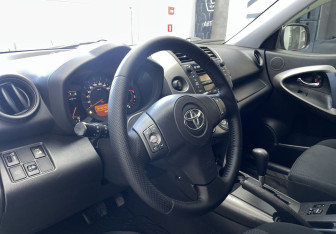 Подержанный автомобиль Toyota RAV4 2010 года (7 фото)