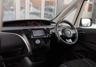 Подержанный автомобиль Mazda Biante 2009 года (10 фото)