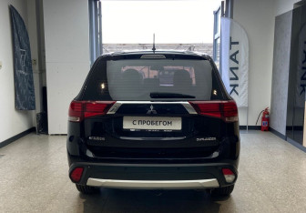 Подержанный автомобиль Mitsubishi Outlander 2016 года (7 фото)
