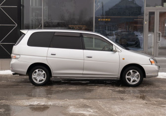 Подержанный автомобиль Toyota Gaia 2001 года (4 фото)