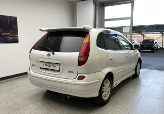 Подержанный автомобиль Nissan Tino 1999 года (5 фото)