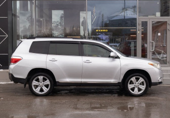 Подержанный автомобиль Toyota Highlander 2012 года (4 фото)