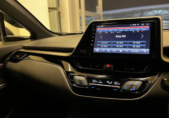 Подержанный автомобиль Toyota C-HR 2019 года (10 фото)