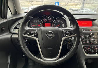 Подержанный автомобиль Opel Astra Wagon 2012 года (9 фото)