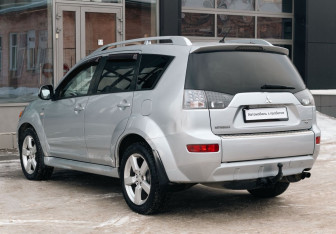 Подержанный автомобиль Mitsubishi Outlander 2008 года (7 фото)
