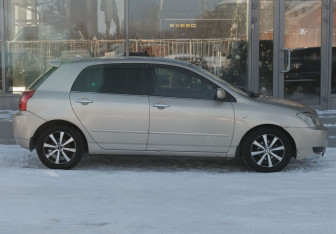 Подержанный автомобиль Toyota Allex 2003 года (4 фото)