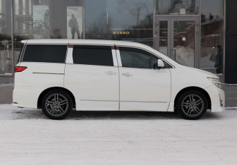 Подержанный автомобиль Nissan Elgrand 2011 года (4 фото)