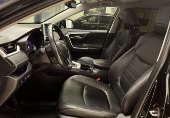 Подержанный автомобиль Toyota RAV4 2020 года (13 фото)